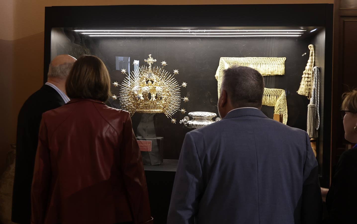 Unas 50 obras componen la exposición de arte sacro en el Ayuntamiento de Sevilla
