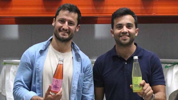 Los fundadores de Víver Kombucha con una de la bebidas que comercializan