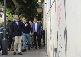 José Luis Sanz quiere implantar en Sevilla el sistema de camiones antipintadas de Oviedo para eliminar los grafitis en el Casco Antiguo