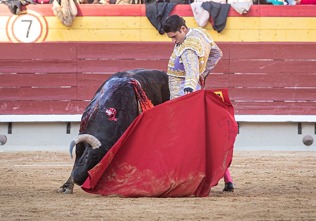Alejandro Talavante dejó un natural para el recuerdo ante Teatro, su primer 'juampedro'