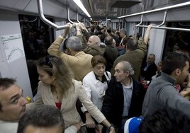 Los trabajadores del metro de Sevilla deciden hoy si harán huelga en Feria y Semana Santa