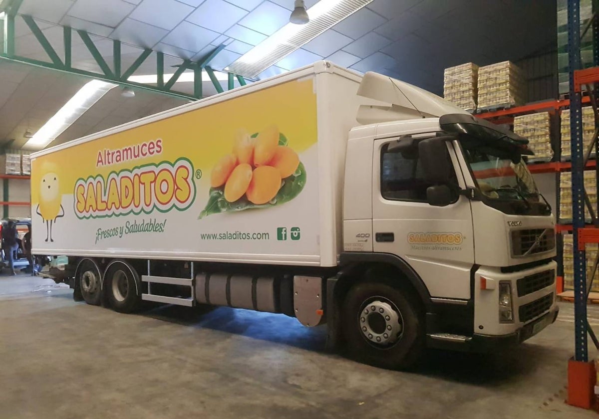 Un camión de la empresa de altramuces Saladitos en el interior de la nave