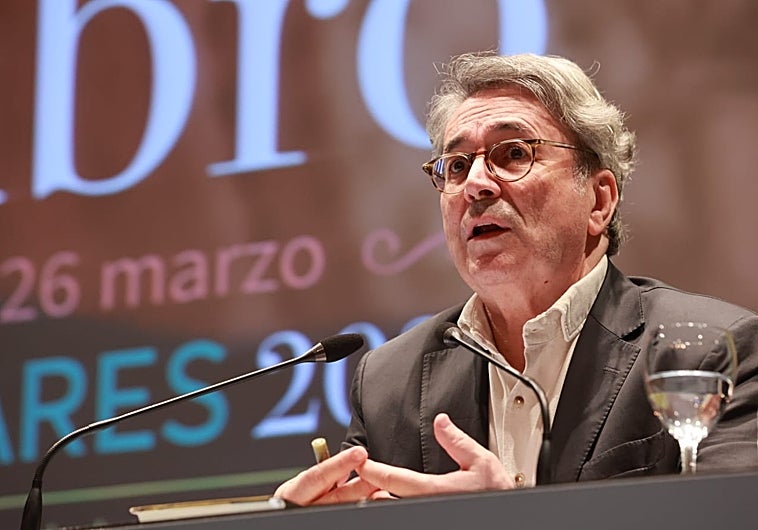 Andrés Trapiello durante su intervención en la Feria del Libro de Tomares