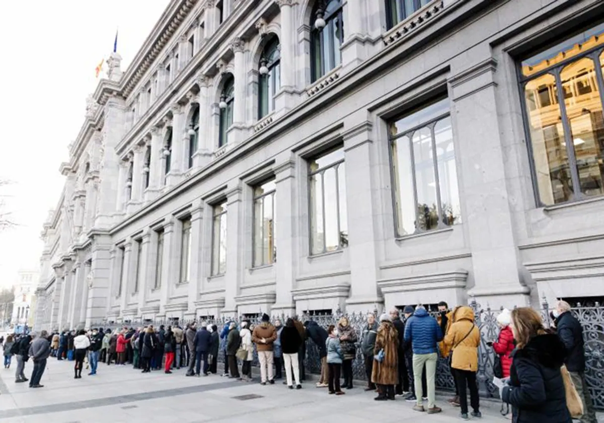 Colas en el Banco de España de Madrid para comprar Letras del Tesoro