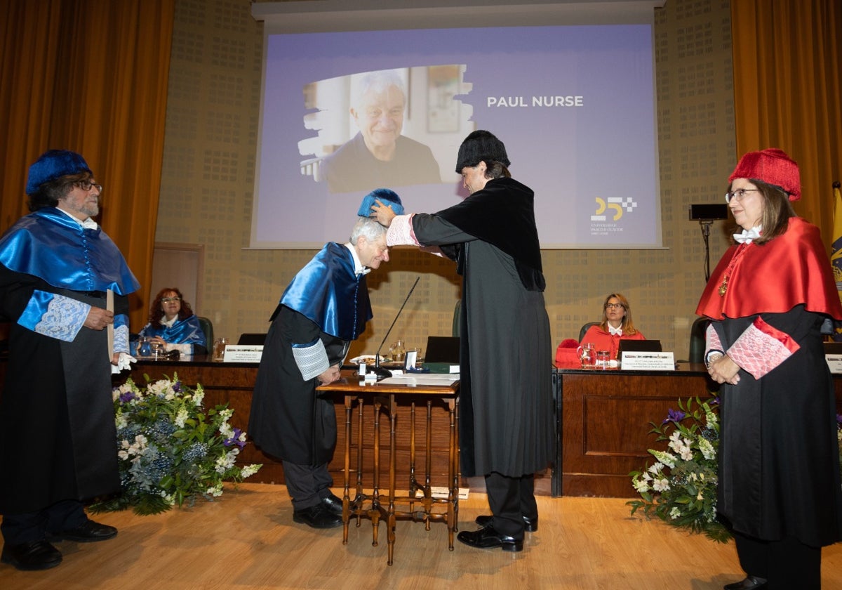 Momento en que el rector impone el birrete a Paul Nurse