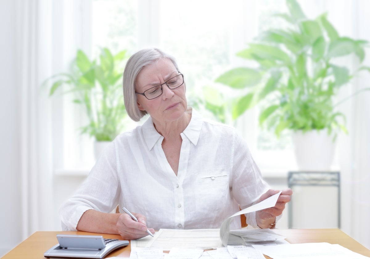 Fotografía de archivo de una mujer haciendo la Declaración de la Renta