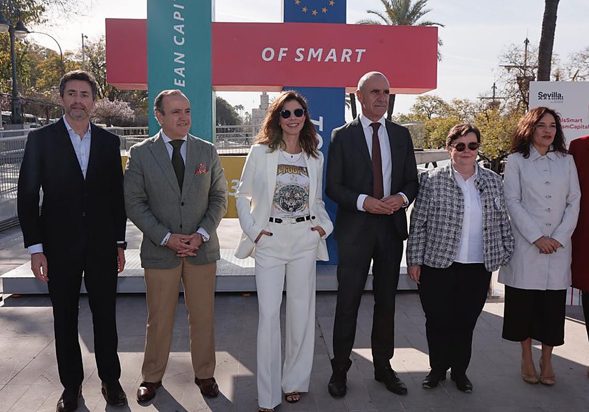 El alcalde, Antonio Muñoz, con Maribel Verdú, hoy en Sevila