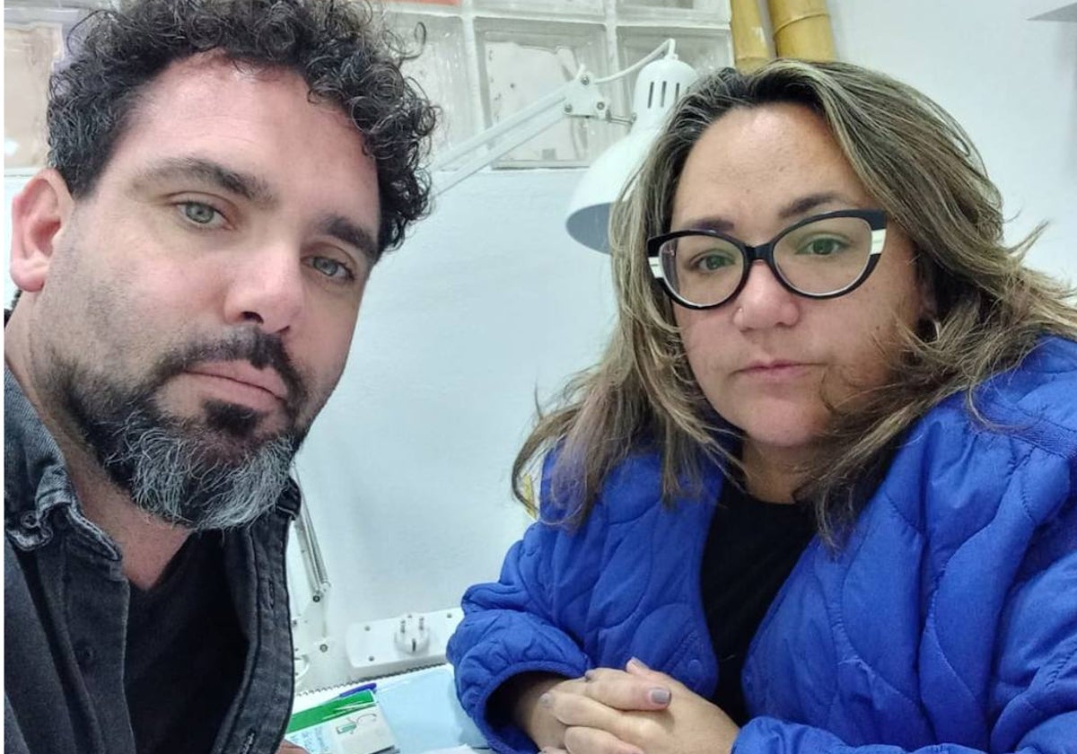 Verónica y Rafael, los padres del niño que siguen en lista de espera para que le operen de la pierna derecha