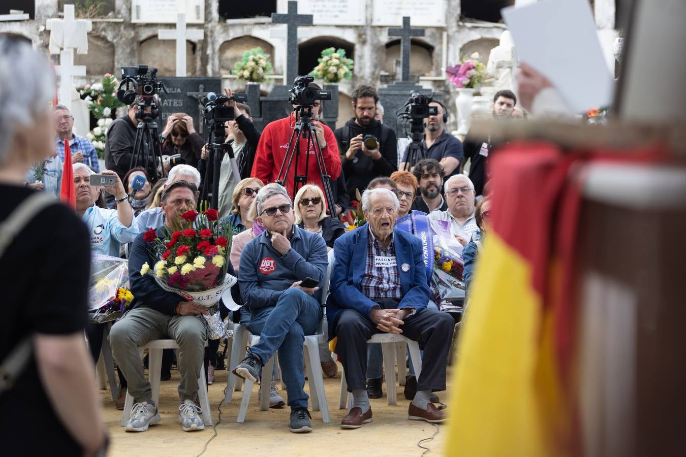 Los llantos y los aplausos se mezclaron ayer en el entierro de los restos de las víctimas de la fosa de Pico Reja