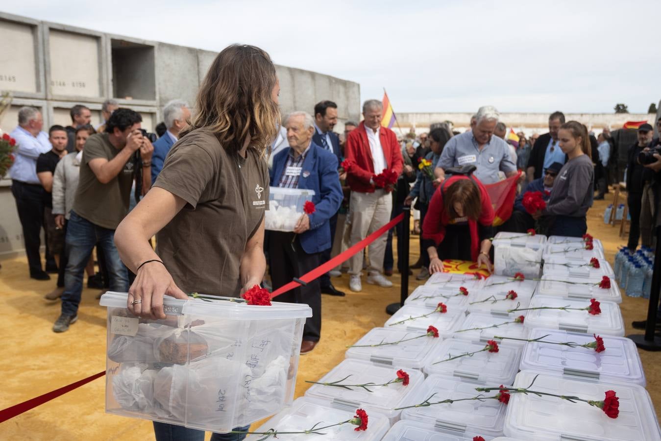 Los llantos y los aplausos se mezclaron ayer en el entierro de los restos de las víctimas de la fosa de Pico Reja