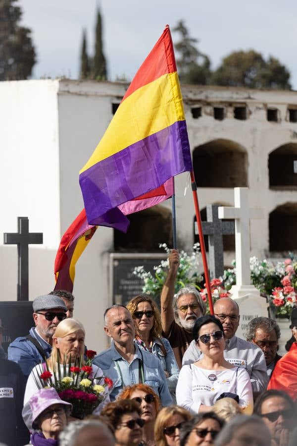 Los llantos y los aplausos se mezclaron ayer en el entierro de los restos de las víctimas de la fosa de Pico Reja