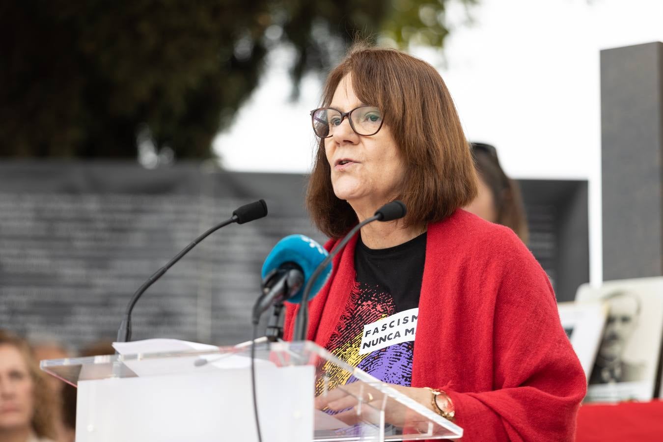 Los llantos y los aplausos se mezclaron ayer en el entierro de los restos de las víctimas de la fosa de Pico Reja