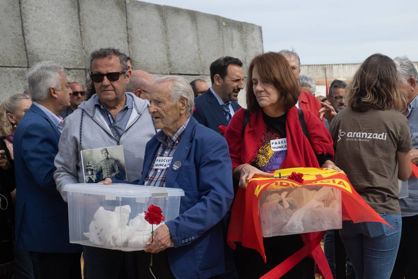 Los llantos y los aplausos se mezclaron ayer en el entierro de los restos de las víctimas de la fosa de Pico Reja