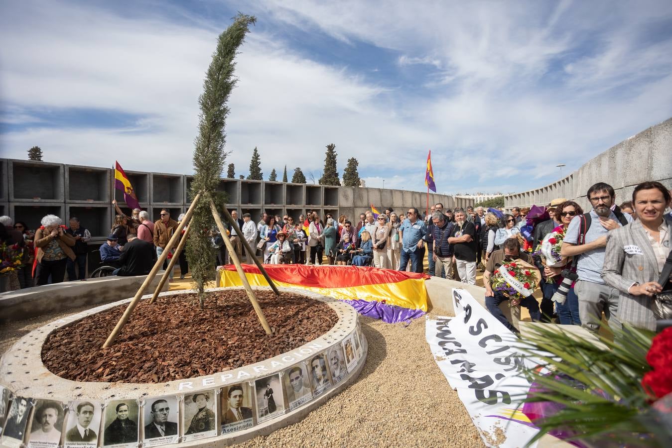 Los llantos y los aplausos se mezclaron ayer en el entierro de los restos de las víctimas de la fosa de Pico Reja