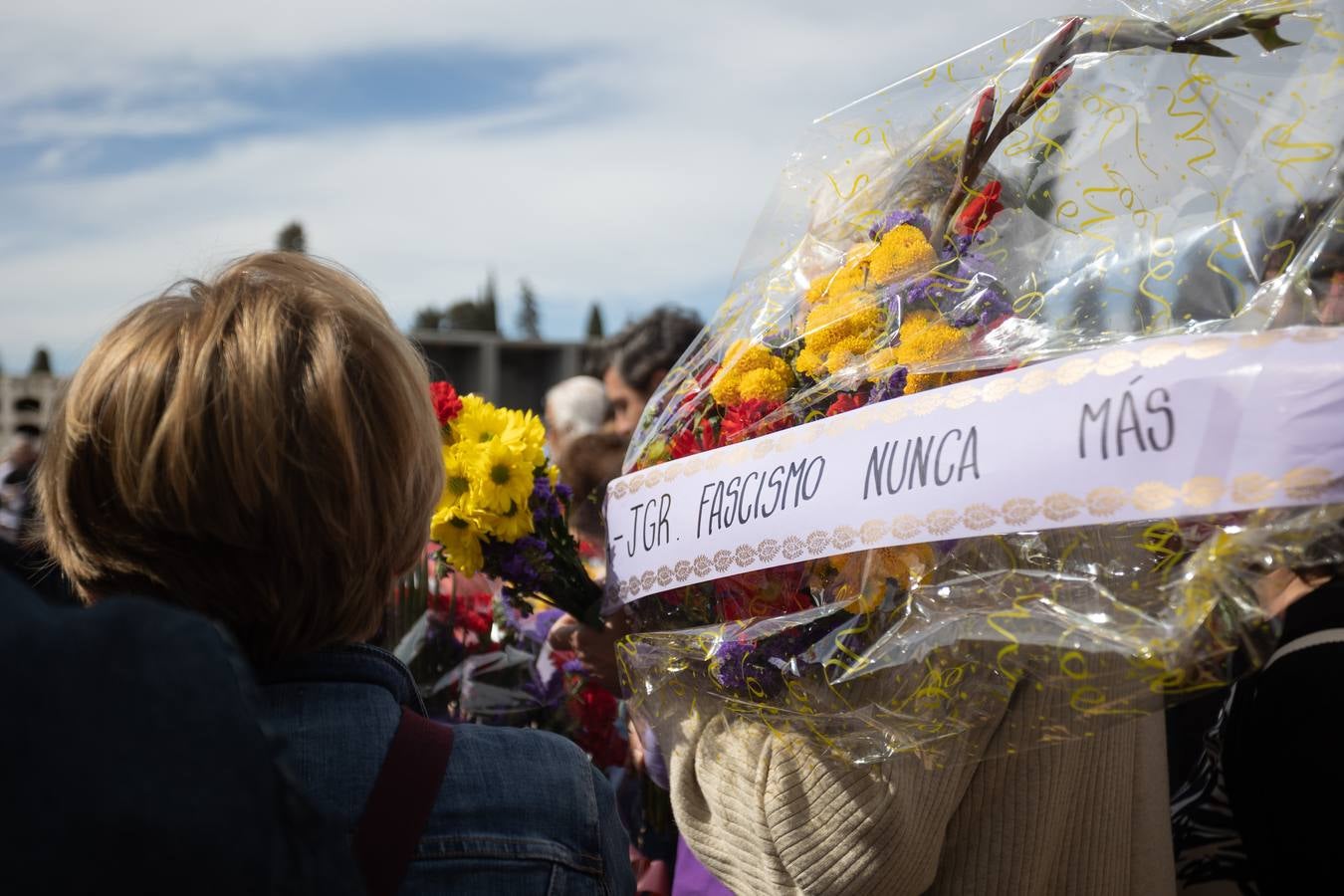 Los llantos y los aplausos se mezclaron ayer en el entierro de los restos de las víctimas de la fosa de Pico Reja