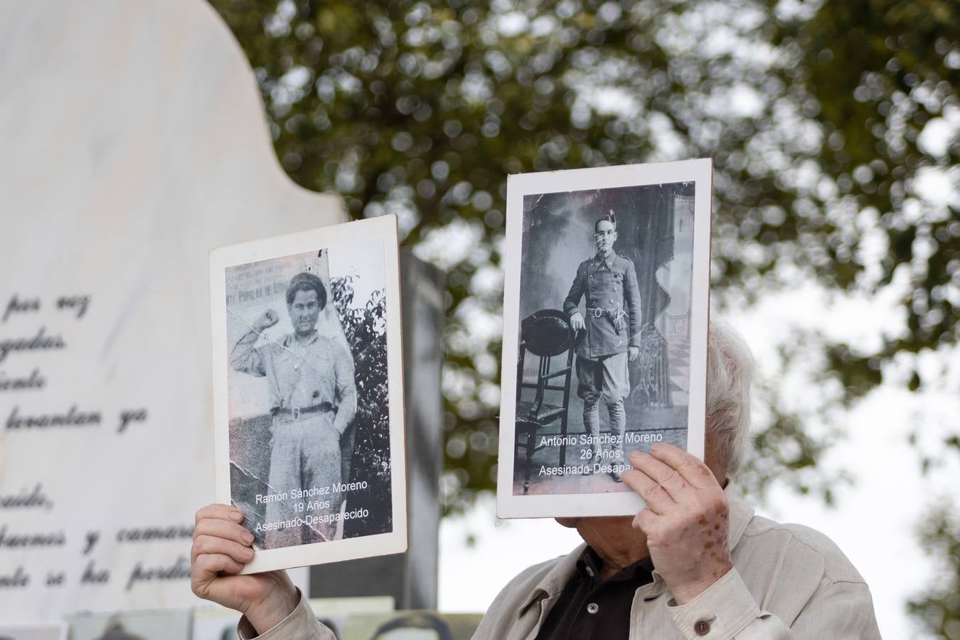 Los llantos y los aplausos se mezclaron ayer en el entierro de los restos de las víctimas de la fosa de Pico Reja
