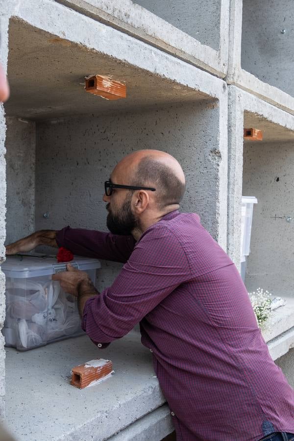 Los llantos y los aplausos se mezclaron ayer en el entierro de los restos de las víctimas de la fosa de Pico Reja