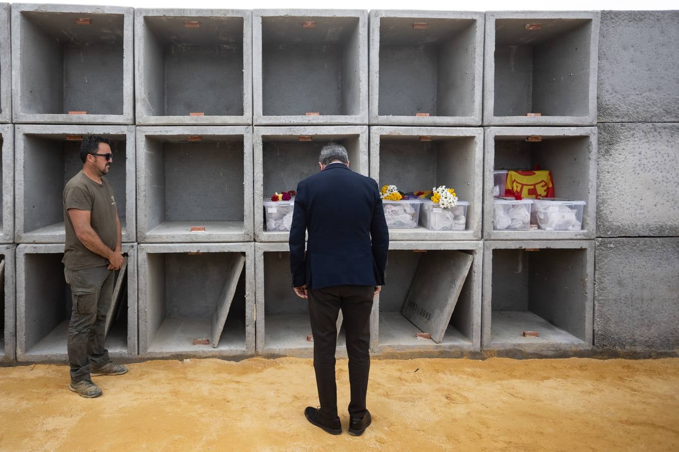 Los llantos y los aplausos se mezclaron ayer en el entierro de los restos de las víctimas de la fosa de Pico Reja