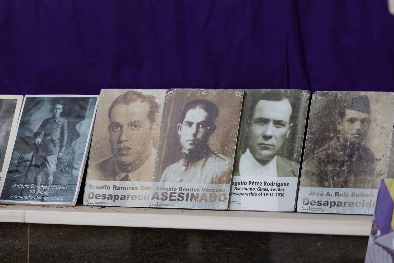 Los llantos y los aplausos se mezclaron ayer en el entierro de los restos de las víctimas de la fosa de Pico Reja