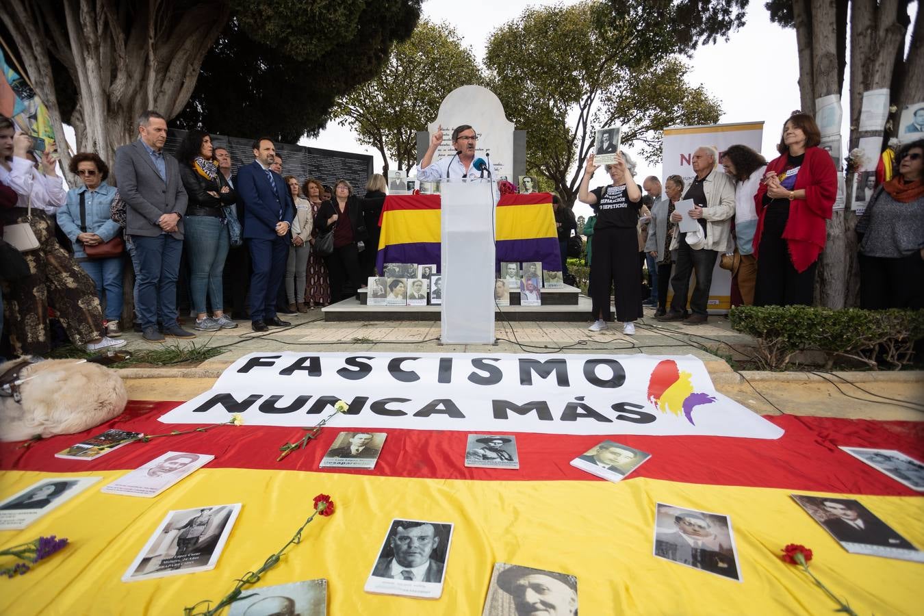 Los llantos y los aplausos se mezclaron ayer en el entierro de los restos de las víctimas de la fosa de Pico Reja