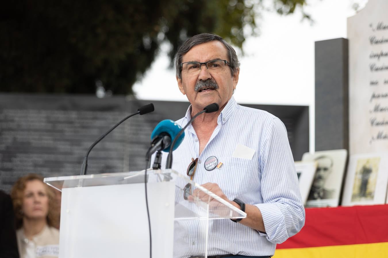 Los llantos y los aplausos se mezclaron ayer en el entierro de los restos de las víctimas de la fosa de Pico Reja