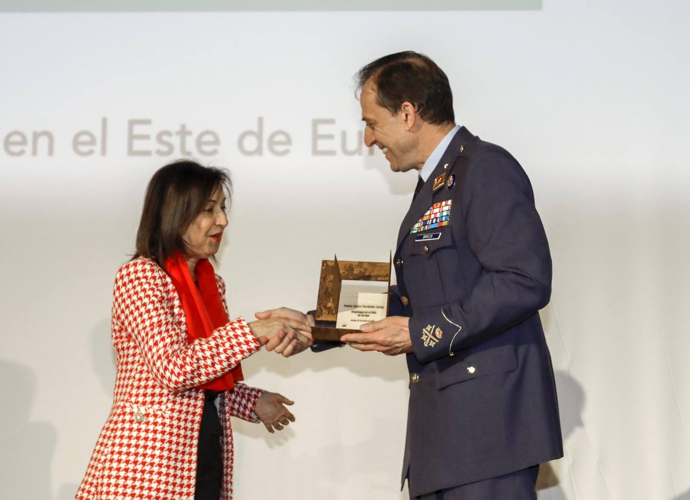 Margarita Robles junto al premiado Braco Carbo