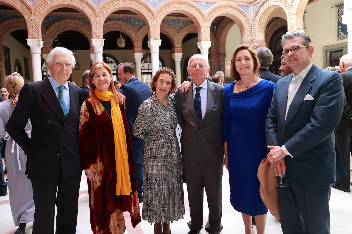 Juan Pemán, María Teresa Álvarez (condesa de Latores y viuda de Sabino Fernández Campo), María Luisa Guardiola (condesa de Peñaflor), Luis Manuel Halcón (conde de Peñaflor), Carmen Núñez, José Luis de Alcaraz