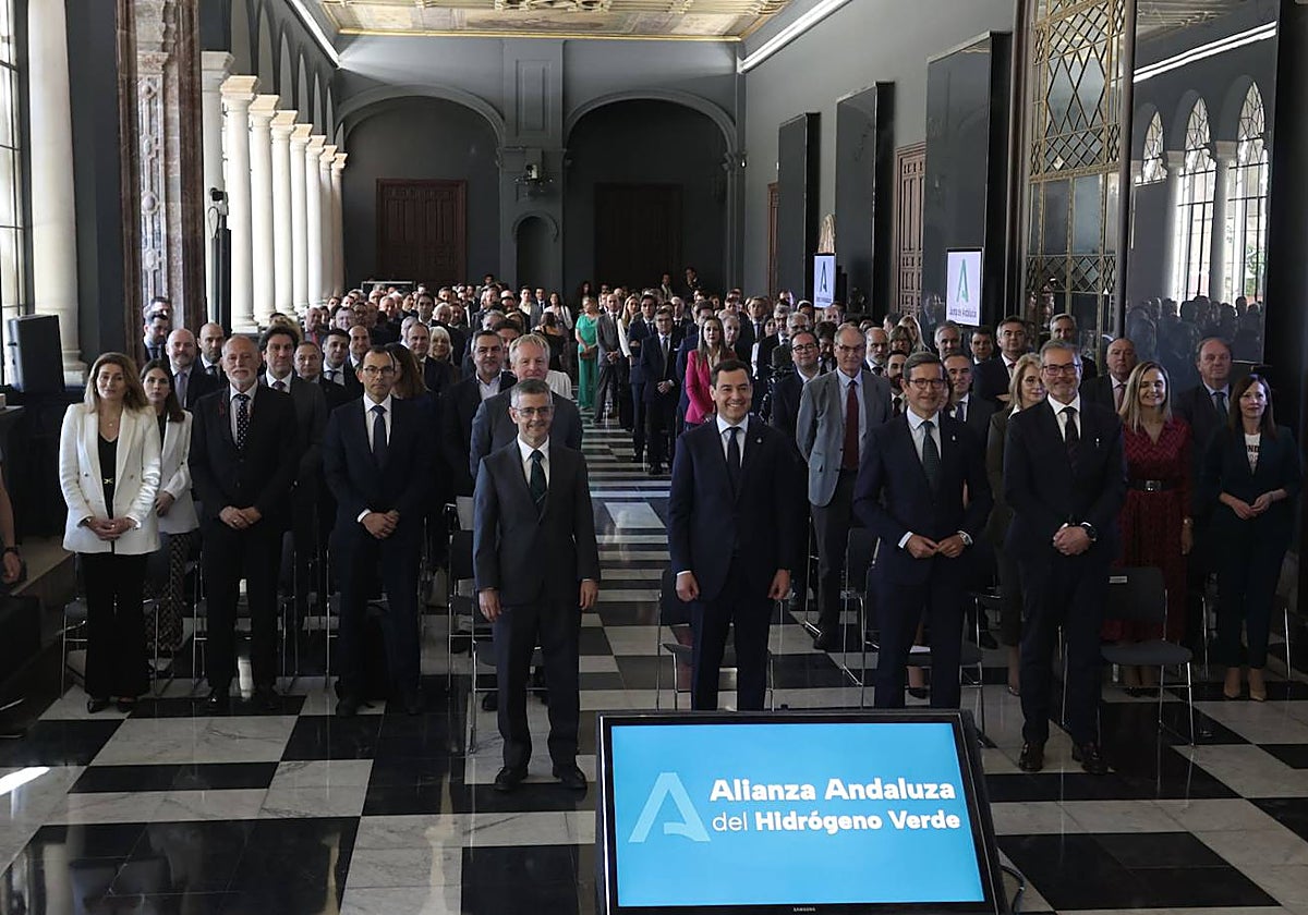 Acto de constitución de la Alianza Andaluza del Hidrógeno, con Juanma Moreno, presidente de la Junta de Andalucía, y representantes de 150 empresas