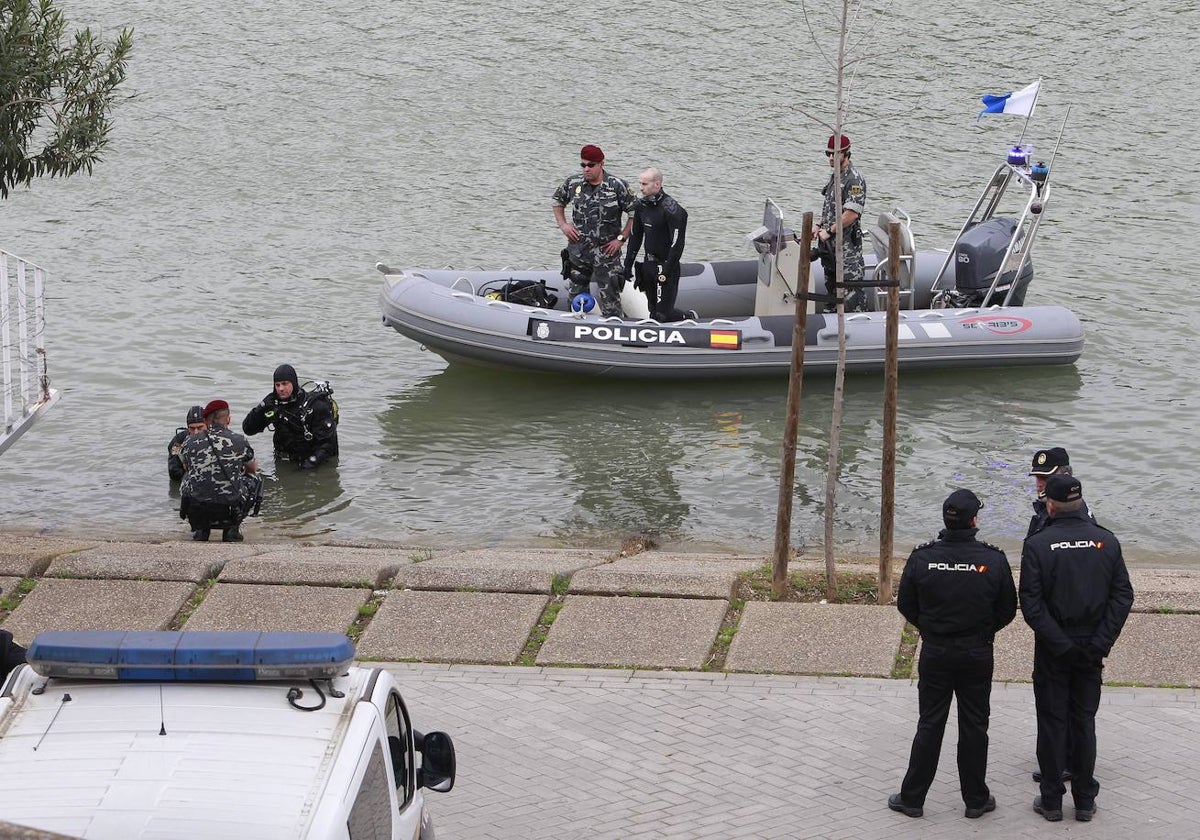 Búsqueda del cuerpo de Marta del Castillo entre el puente de la Barqueta y el puente del Alamillo en el Guadalquivir