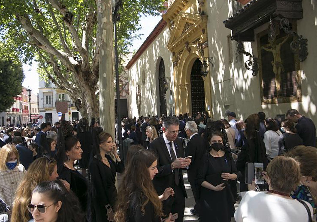 Ambiente de colas y mantillas en el exterior de la parroquia de la Magdalena el Jueves Santo