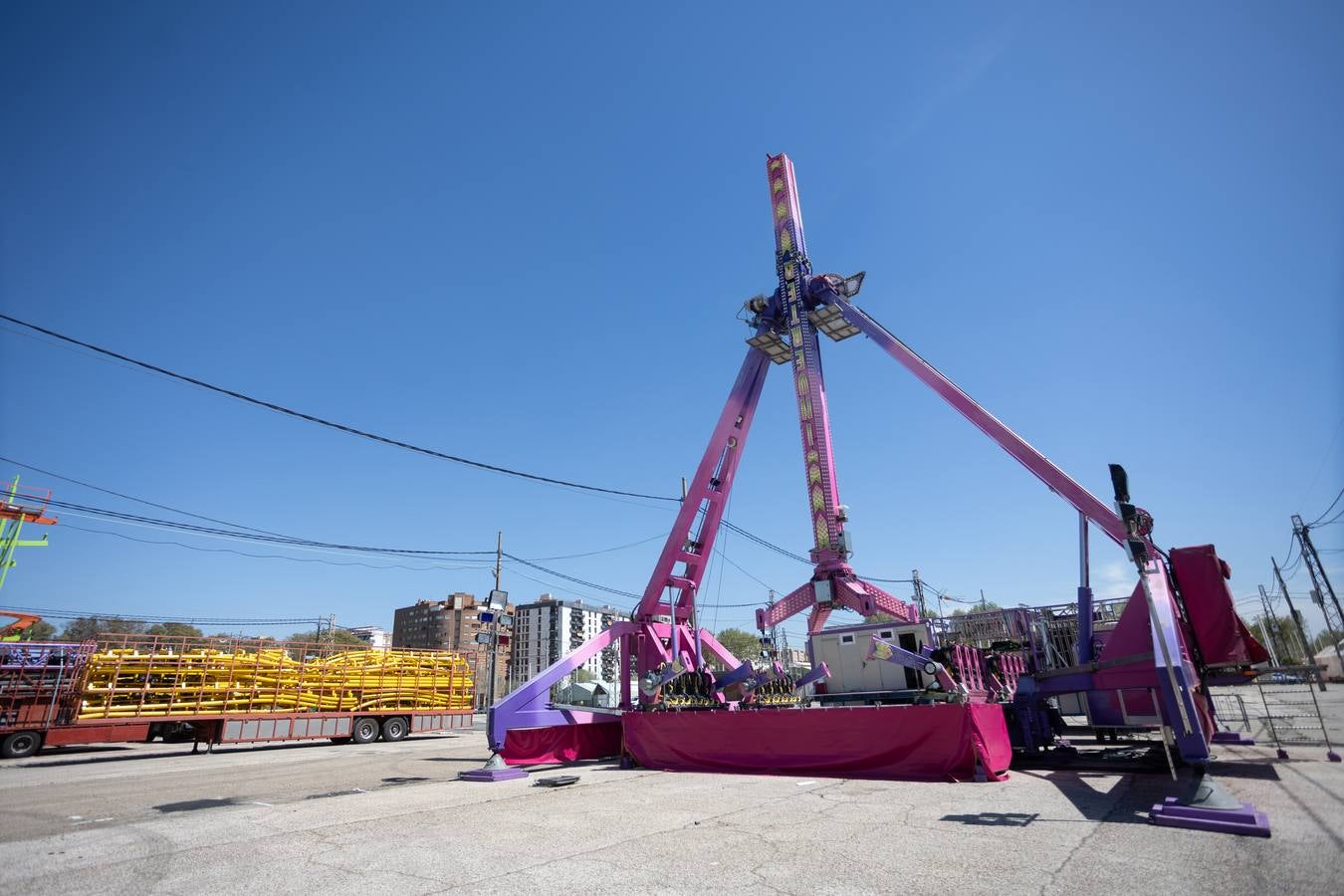 La construcción de las casetas y el montaje de los primeros cacharritos de la Feria de Sevilla 2023