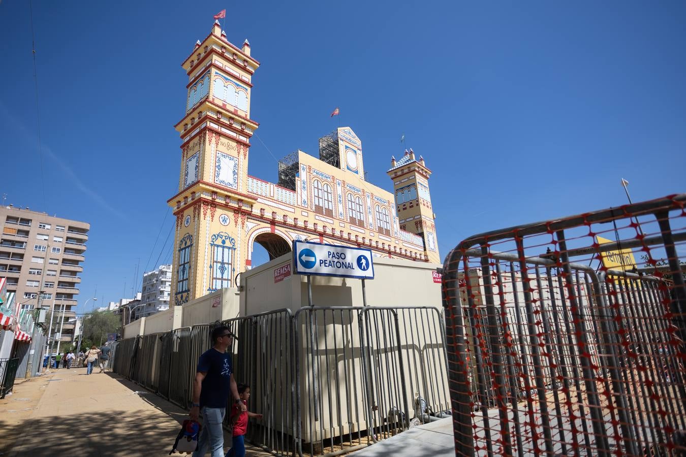 La construcción de las casetas y el montaje de los primeros cacharritos de la Feria de Sevilla 2023