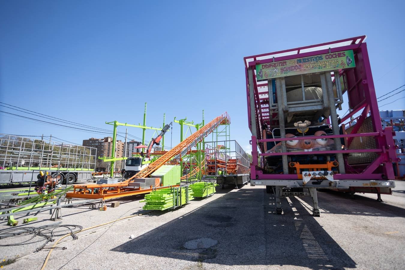 La construcción de las casetas y el montaje de los primeros cacharritos de la Feria de Sevilla 2023