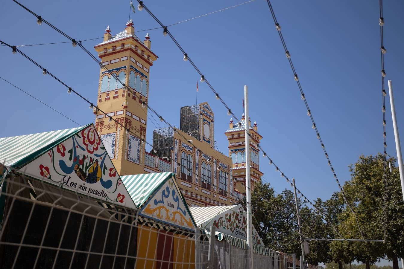 La construcción de las casetas y el montaje de los primeros cacharritos de la Feria de Sevilla 2023