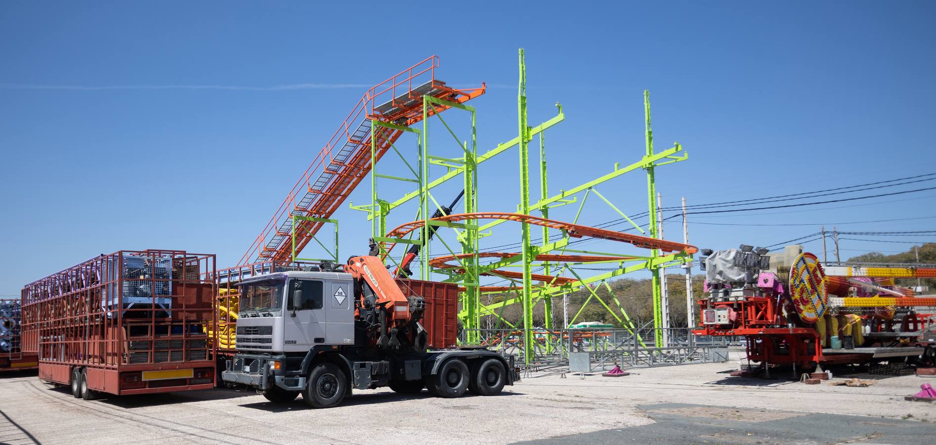 La construcción de las casetas y el montaje de los primeros cacharritos de la Feria de Sevilla 2023