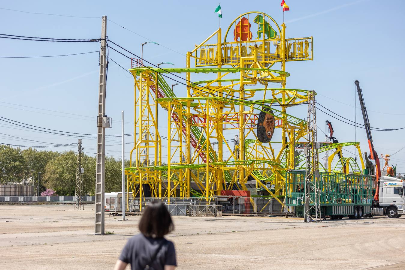 La construcción de las casetas y el montaje de los primeros cacharritos de la Feria de Sevilla 2023