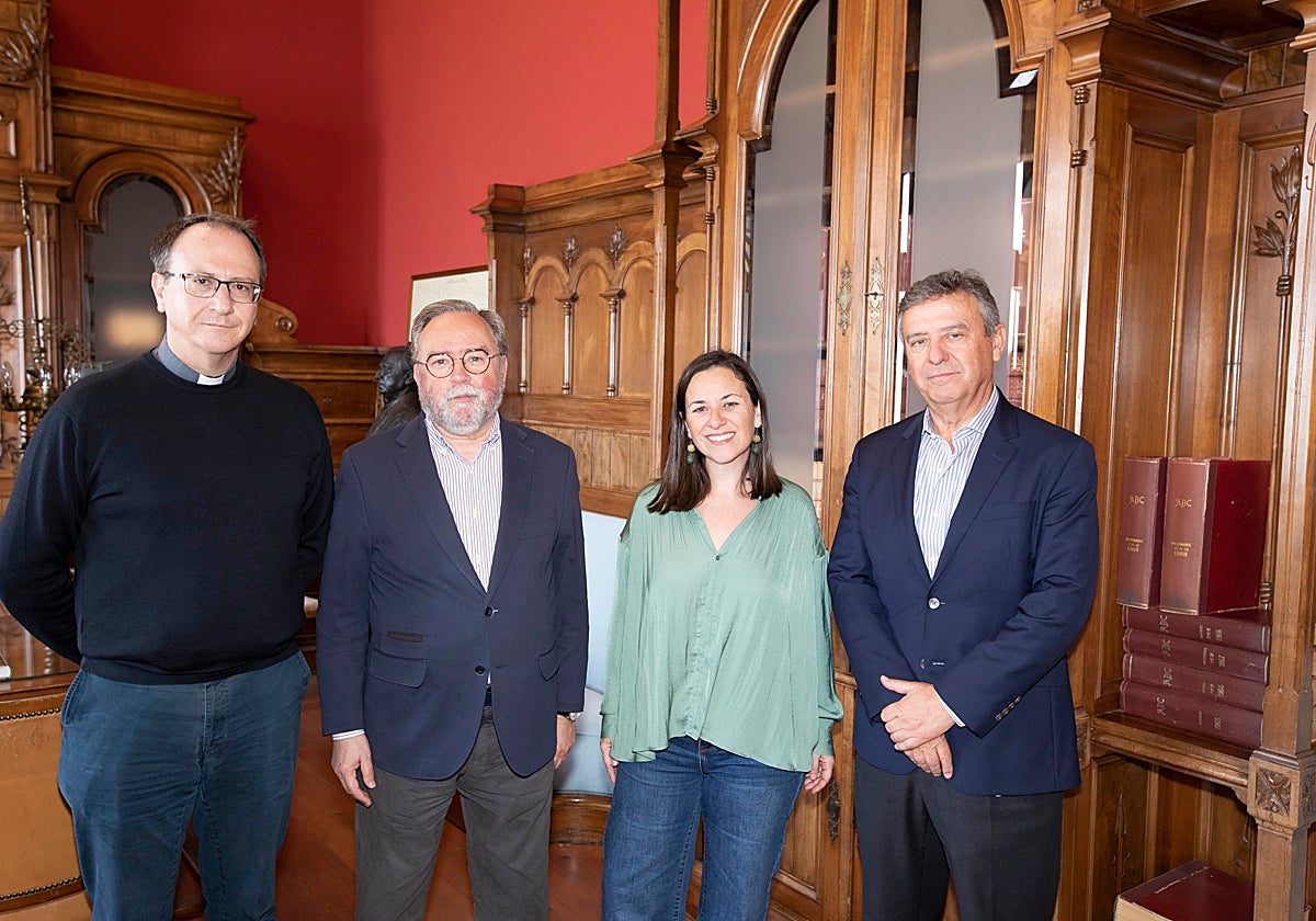 De izquierda a derecha: Josep Buades, de la asociación Claver; Mariano Pérez de Ayala, director de Cáritas; Auxiliadora González, profesora titular de la UPO y Fran Arteaga, presidente del Banco de Alimentos