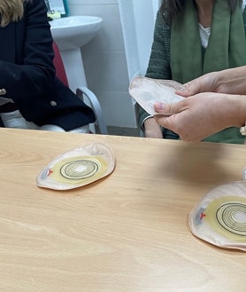 Imagen secundaria 2 - Manuela, en la imagen superior, lleva casi una década con la bolsa, Debajo, Maricarmen, que lleva dos. A la derecha algunas de las bolsas que pueden utilizar estos pacientes para el tránsito intestinal