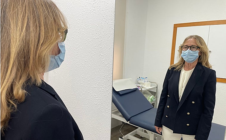 Imagen principal - Manuela, en la imagen superior, lleva casi una década con la bolsa, Debajo, Maricarmen, que lleva dos. A la derecha algunas de las bolsas que pueden utilizar estos pacientes para el tránsito intestinal