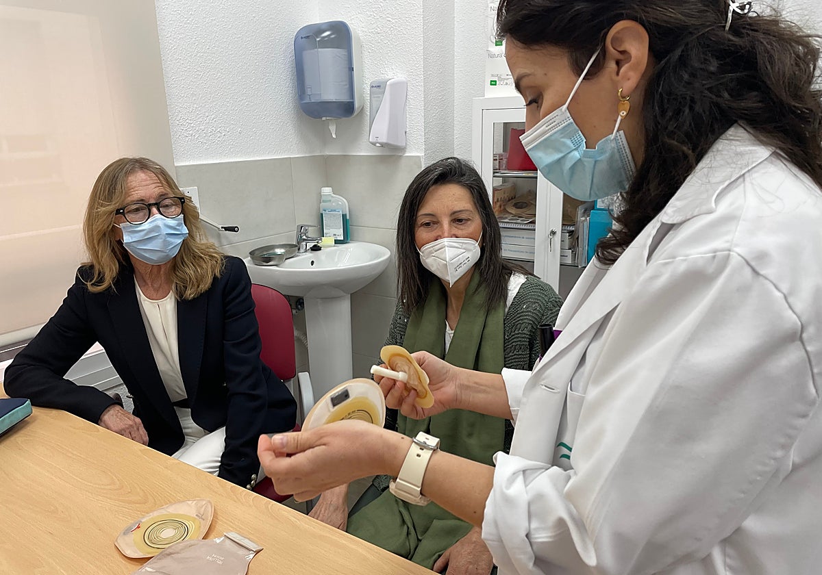 Rosario Valero, enfermera de práctica avanzada, explica a Manuela y Maricarmen los distintos tipos de bolsas que pueden elegir