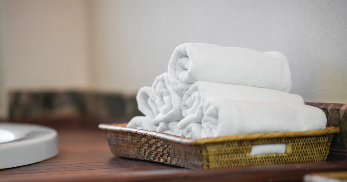Cómo doblar toallas para ahorrar espacio y con un toque de hotel de lujo