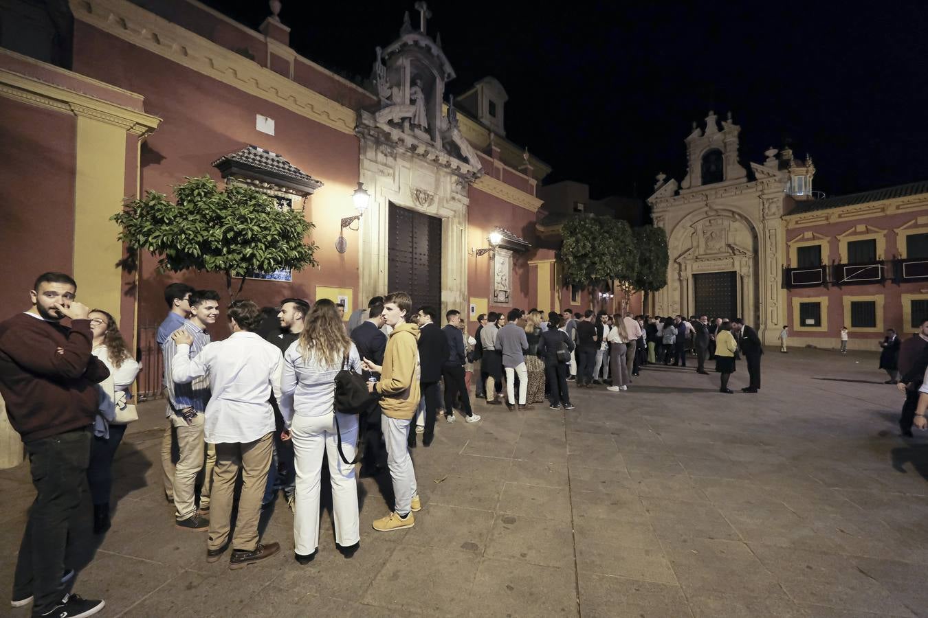 Cola para entrar en la basílica del Gran Poder