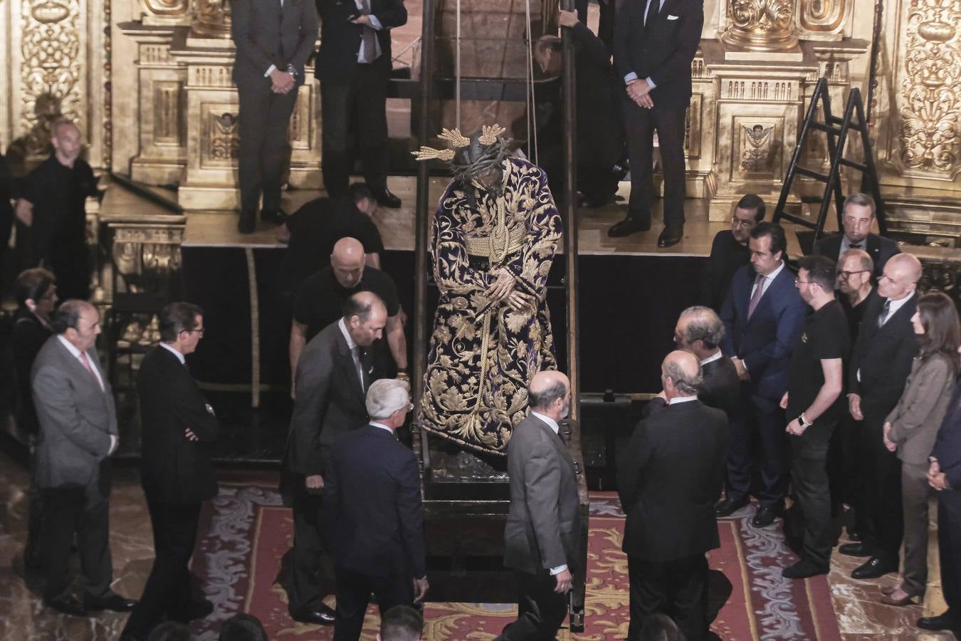 Imagen de un momento de la bajada del Gran Poder para su besamanos