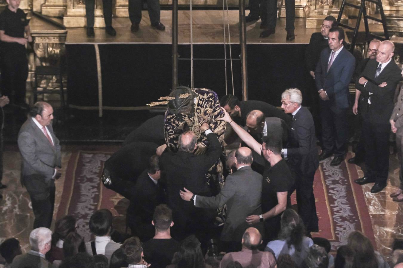 Imagen de un momento de la bajada del Gran Poder para su besamanos