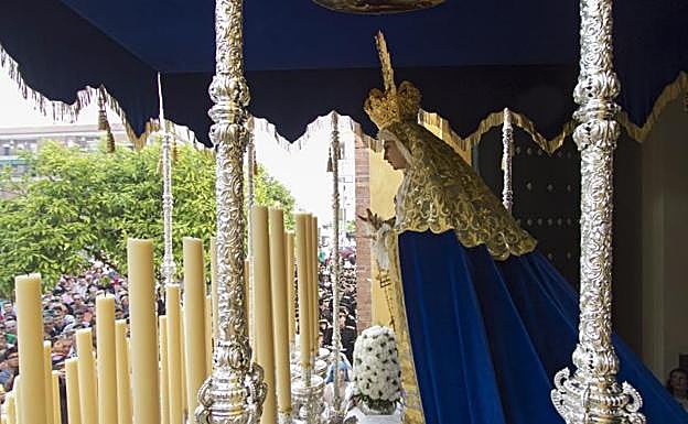 El palio azul de la Virgen de los Dolores bajo el dintel de la Parroquia de San José Obrero