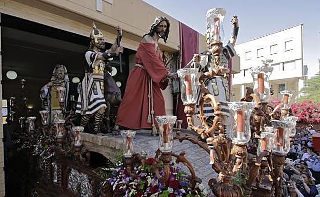 Salida del imponente misterio del Puente Cedrón, primero de los pasos de La Milagrosa