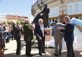 El imágenes, inauguración del monumento a Curro Romero en La Algaba