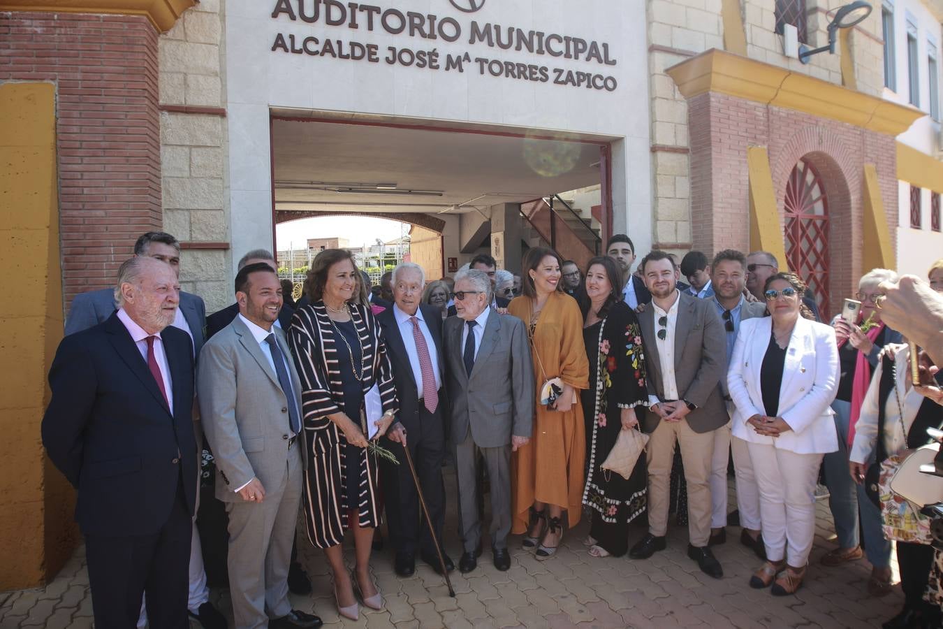 Inauguración del monumento a Curro Romero en La Algaba