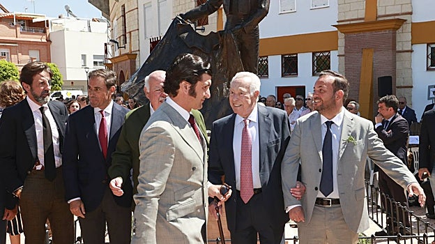 Curro Romero inaugura su monumento en La Algaba: «Me encantaría poder torear para ustedes»