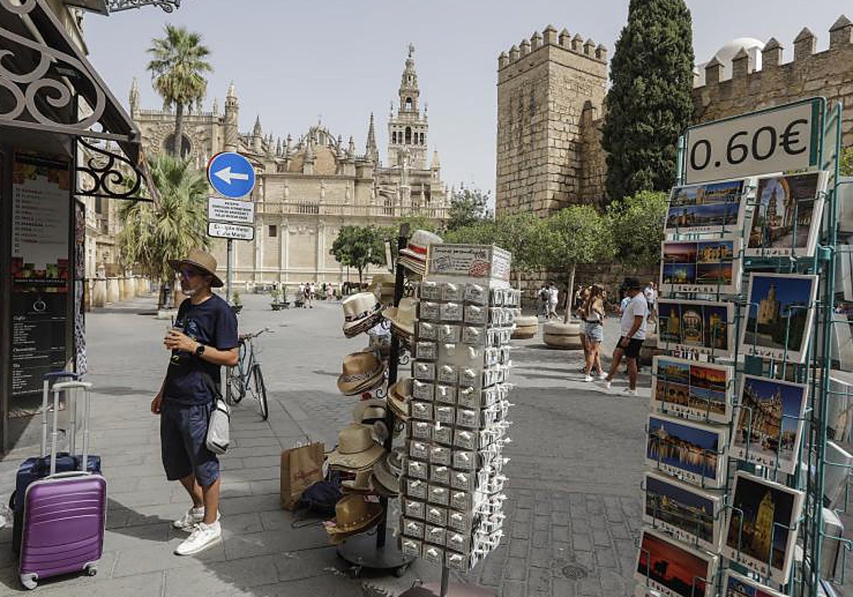 Un turista ante un quiosco en el Casco Histórico de Sevilla